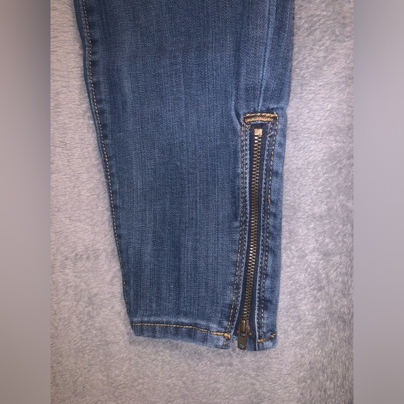Gap Jeans size 8 / 29R Legging style with zipper pockets and zipper at ankles - Picture 2 of 5